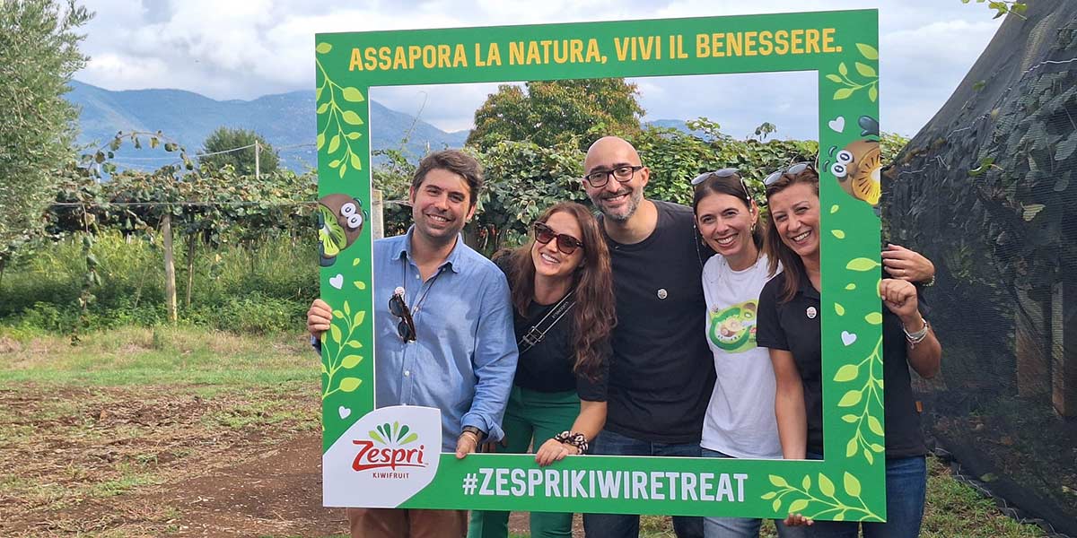 Nella foto da sinistra: Emanuele De Santis - Marketing Manager Italy & Med. Countries - Claudia Paulis, Key account manager, Raffaele Libroia - Marketing Executive Italy, Chiara Gagliardi - Quality Manager ZGS e Maria Rosaria Mazzeo - Orchard Programmes Regional Manager